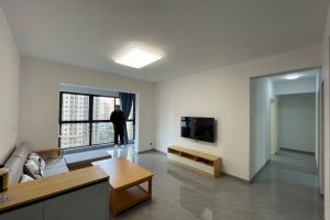 130平方  4房两卫 7.8 全包 拎包入住