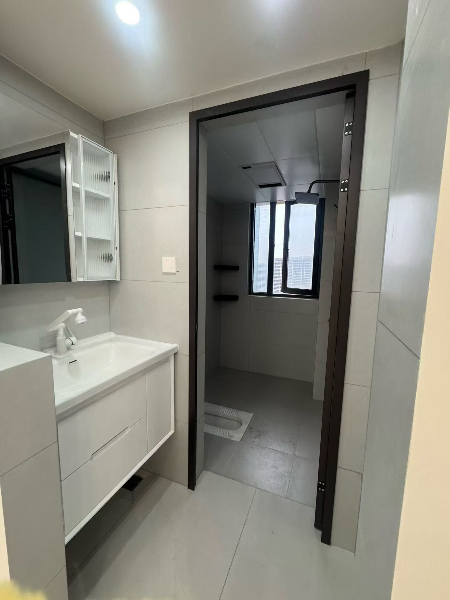 年前又交付一套自住工地,四房两卫现代简约风、整体色素黑白灰三个颜色,120平整体包含定制柜9万多落地